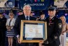 Wicemarszałek Józef Gawron i strażak trzymający medal Polonia Minor. 
