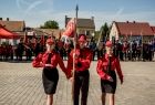 Młodzieżowa Drużyna Pożarnicza ze sztandarem.