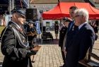 Wicemarszałek Józef Gawron i strażacy.
