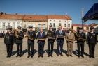 Wicemarszałek Józef Gawron, burmistrz Zakliczyna i strażacy stojący w rzędzie.