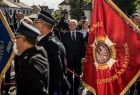Wicemarszałek Józef Gawron wśród przechodzących pocztów sztandarowych strażaków.
