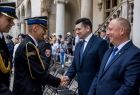 Marszałek Łukasz Smółka podczas powitania z oficerami straży pożarnej biorącymi udział w uroczystości