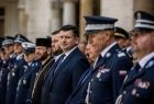 Marszałek Łukasz Smółka oraz oficerowie policji i goście podczas uroczystego apelu na Wawelu