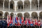 Policyjne poczty sztandarowe na dziedzińcu arkadowym Zamku Królewskiego na Wawelu