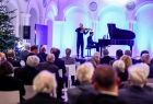 Koncert towarzyszący wydarzeniu w Muzeum XX. Czartoryskich w Krakowie. Mężczyzna grający na skrzypcach oraz artysta grający na fortepianie