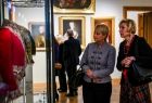 Iwona Gibas z zarządu województwa oraz Monika Gubała, dyrektor departamentu kultury Urzędu Marszałkowskiego zwiedzające muzealną ekspozycję