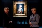 Iwona Gibas z Zarządu Województwa Małopolskiego oraz dyrektor departamentu kultury Monika Gubała stojące w przestrzeniach muzealnych Muzeum XX. Czartoryskich przy słynnym obrazie Dama z łasiczką