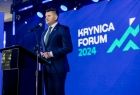 Marszałek Łukasz Smółka przy mównicy.