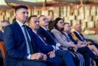 Marszałek Łukasz Smółka i goście siedzący na widowni.