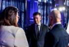 Marszałek Łukasz Smółka w rozmowie z dwiema osobami.
