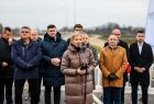 Poseł Anna Pieczarka przy mikrofonie. W tle grupa osób.