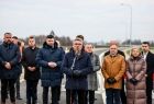 Poseł Wiesław Krajewski przy mikrofonie. W tle grupa osób.