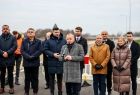 Starosta Lesław Wieczorek przy mikrofonie. W tle grupa osób.