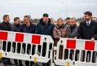 Grupa osób podnosząca blokady drogowe. 