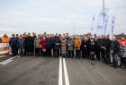 Grupa osób na nowo otwartej obwodnicy.