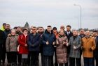 Marszałek Łukasz Smółka z grupą osób w geście podniesionych kciuków.