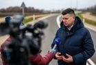 Marszałek Łukasz Smółka udziela wywiadu Radiu Kraków i telewizji. 