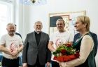 Iwona Gibas, ks. Roman Krekora i uczestnicy uroczystości