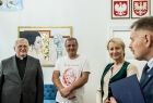 Iwona Gibas, ks. Roman Krekora i uczestnicy uroczystości