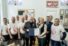 Iwona Gibas, ks. Roman Krekora i uczestnicy uroczystości