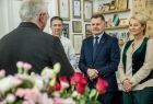 Iwona Gibas, ks. Roman Krekora i uczestnicy uroczystości