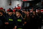 Członkowie młodzieżowej drużyny pożarniczej w strażackich uniformach