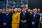 Wicemarszałek Łukasz Smółka oraz Iwona Gibas z zarządu województwa wraz z przedstawicielami samorządów, służb i instytucji