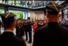 Chwila wręczania medali i odznaczeń w nowoczesnym i imponującym obiekcie Muzeum Pożarnictwa w Alwerni 