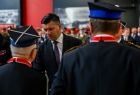 Wicemarszałek Łukasz Smółka w trakcie rozmowy ze strażakami