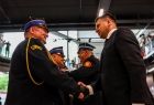 Wicemarszałek Łukasz Smółka składa gratulacje strażakom