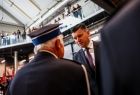 Wicemarszałek Łukasz Smółka składa życzenia i gratulacje doświadczonemu strażakowi