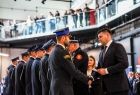 Wicemarszałek Łukasz Smółka składa gratulacje strażakom
