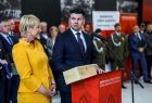 Przemawia wicemarszałek Łukasz Smółka, obok stoi Iwona Gibas z Zarządu Województwa Małopolskiego