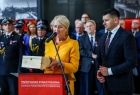 Iwona Gibas z zarządu województwa zwraca się do strażaków i uczestników wydarzenia