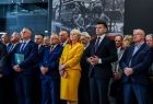 Wicemarszałek Łukasz Smółka i Iwona Gibas z zarządu województwa oraz zaproszeni goście i delegacje biorące udział w obchodach Powiatowego Dnia Strażaka