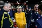 Iwona Gibas z zarządu województwa w trakcie rozmowy z oficerami straży pożarnej
