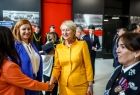 Iwona Gibas z zarządu województwa podczas powitania i rozmowy z grupą gości uroczystości
