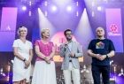 Iwona Gibas z zarządu województwa oraz burmistrz Wolbromia Radosław Kuś witają wraz z organizatorami publiczność na scenie Dni Wolbromia 2024