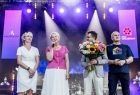 Iwona Gibas z zarządu województwa oraz burmistrz Wolbromia Radosław Kuś witają wraz z organizatorami publiczność na scenie Dni Wolbromia 2024. Ze sceny do uczestników wydarzenia zwraca się członek zarządu Iwona Gibas 