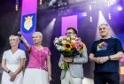 Iwona Gibas z zarządu województwa oraz burmistrz Wolbromia Radosław Kuś witają wraz z organizatorami publiczność na scenie Dni Wolbromia 2024. Ze sceny do uczestników wydarzenia zwraca się członek zarządu Iwona Gibas