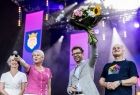Iwona Gibas z zarządu województwa i burmistrz Wolbromia Radosław Kuś witają publiczność podczas inauguracji Dni Wolbromia