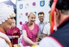 Iwona Gibas z zarządu województwa oraz burmistrz Wolbromia Radosław Kuś wręczają pamiątkowe puchary dla uczestników konkursu. Wyróżnienia odbierają panie i panowie w strojach ludowych