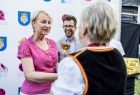Iwona Gibas z zarządu województwa oraz burmistrz Wolbromia Radosław Kuś wręczają wspólnie nagrody dla uczestników konkursu. Wyróżnienia i gratulacje odbierają panie i panowie w strojach ludowych
