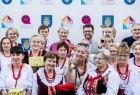 Pamiątkowe zdjęcie. Iwona Gibas z Zarządu Województwa Małopolskiego oraz burmistrz Wolbromia Radosław Kuś wraz z grupą kobiet w strojach ludowych