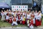 Pamiątkowe zdjęcie. Iwona Gibas z Zarządu Województwa Małopolskiego oraz burmistrz Wolbromia Radosław Kuś wraz z grupą kobiet w strojach ludowych