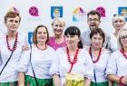 Iwona Gibas z zarządu województwa oraz burmistrz Wolbromia Radosław Kuś wraz z grupą kobiet w strojach ludowych