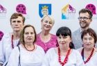 Iwona Gibas z zarządu województwa oraz burmistrz Wolbromia Radosław Kuś wraz z grupą kobiet w strojach ludowych