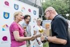 Iwona Gibas z zarządu województwa oraz burmistrz Wolbromia Radosław Kuś wręczają wspólnie nagrody i puchary 