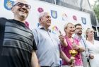 Iwona Gibas z zarządu województwa oraz burmistrz Radosław Kuś wraz ze zwycięzcami poszczególnych konkurencji 