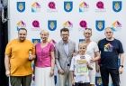 Iwona Gibas z zarządu województwa oraz burmistrz Wolbromia wraz z nagrodzonymi uczestnikami konkursowej rywalizacji